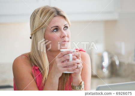 Close-up of young thoughtful woman with coffee cup 6926075