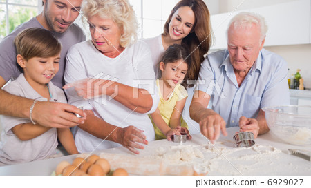 Multi-generation family baking together Multi-generation family baking together 6929027