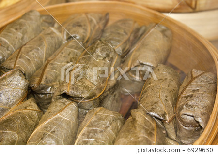 米飯裹在一個碗裡 6929630