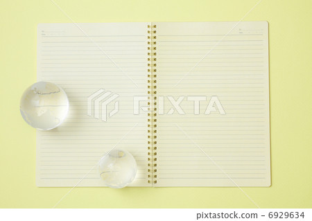 A blank note and a crystal globe 6929634