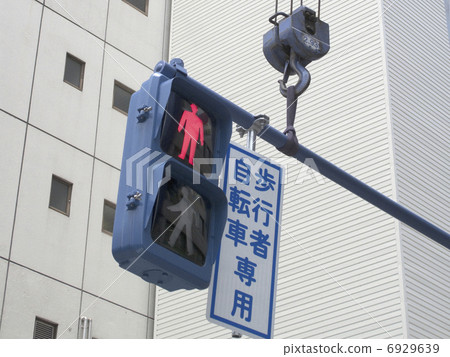 新型交通信號燈的安裝工作 6929639