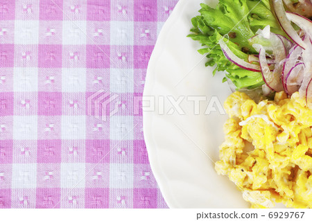 Scrambled eggs and vegetable salad breakfast 6929767