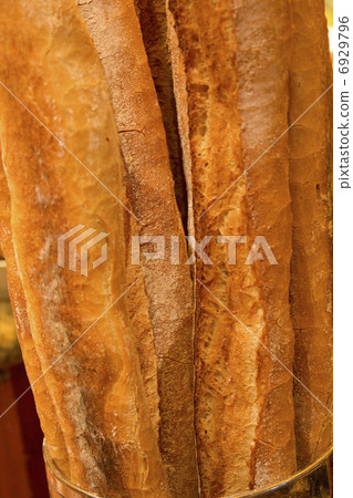 新鮮出爐的麵包 6929796