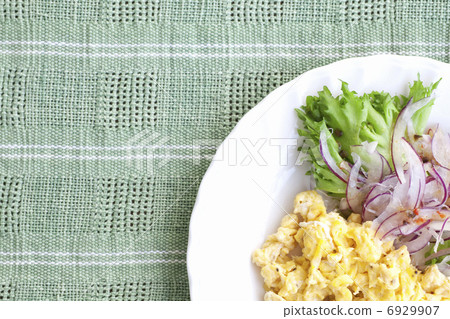 Scrambled eggs and vegetable salad breakfast Scrambled eggs and vegetable salad breakfast 6929907