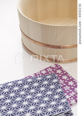 天然木浴缸和日本擦拭巾 6930156