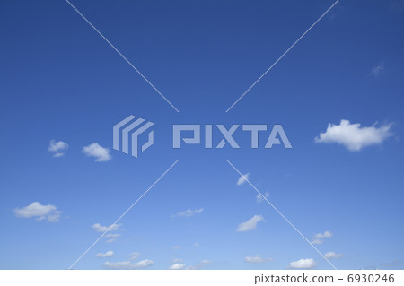 漂浮在夏天藍天的白色雲彩 6930246