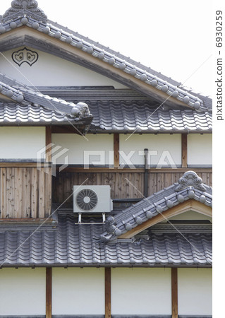 空調室外機安裝在傳統的日本房子裡 6930259