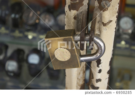 Strong key at store entrance 6930285