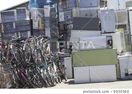 Recycled household appliances piled up 6930368