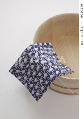 Natural wood bathtub and Japanese toilet Natural wood stalls Chair and hot water tub and Japanese wipe Natural wood bathtub and Japanese toilet Natural wood stalls Chair and hot water tub and Japanese wipe 6930516