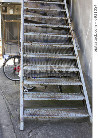 一個老式的兩層文化房子的鐵樓梯 6931054