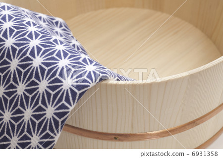 Natural wood bathtub and Japanese wipe Natural wood bathtub and Japanese wipe 6931358