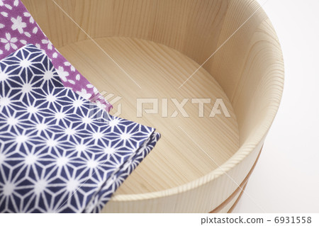 天然木浴缸和日本擦拭巾 6931558