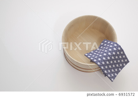 Natural wood bathtub and Japanese wipe 6931572