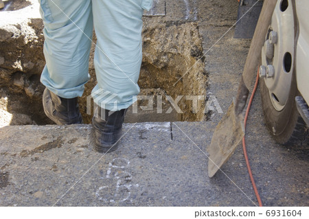Road sewer pipe construction 6931604