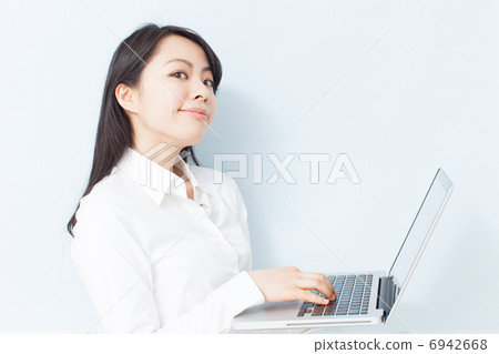 使用一台筆記本電腦的女人 6942668