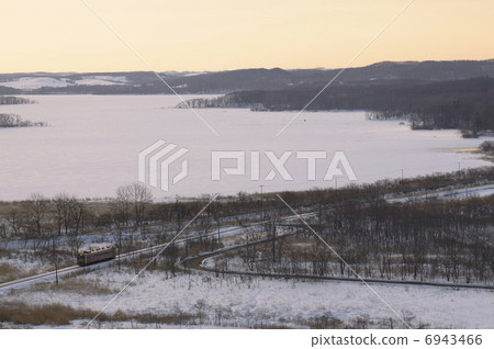 Train running back to Lake Togane Kushiomon Line Train running back to Lake Togane Kushiomon Line 6943466