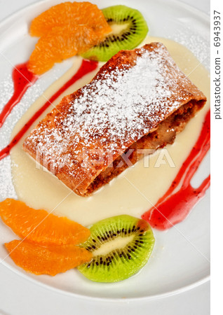 Apple strudel 6943937