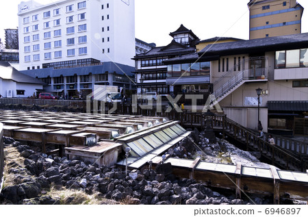 草津溫泉的Yubatake 6946897