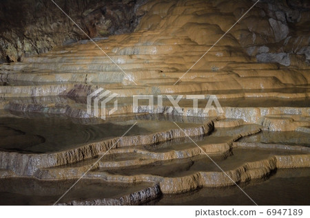 石灰岩洞 6947189