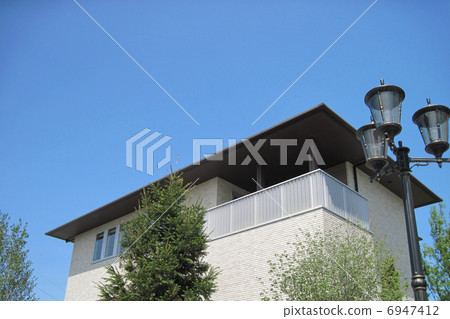 Blue sky and house 6947412