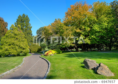 Walkway in the park. Turin, Italy. 6947657