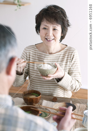 Senior couple who eats breakfast 6951168