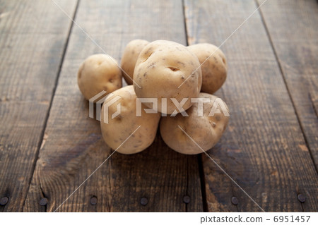 在土豆木板台堆積的土豆 6951457