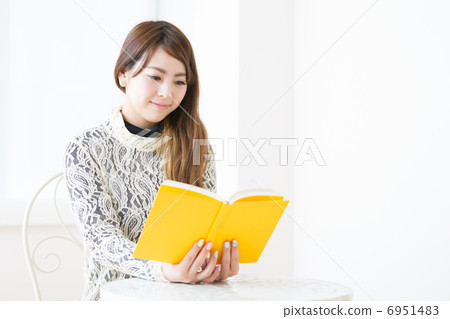 A woman reading a book 6951483