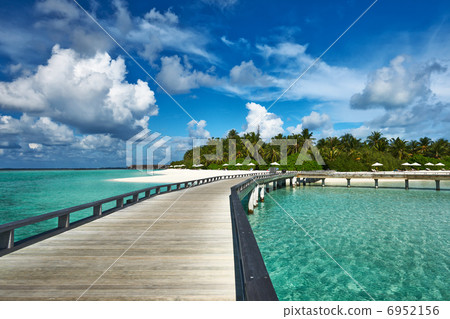 Beautiful beach with jetty 6952156