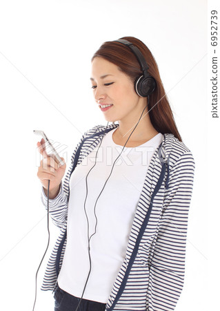 在智能手機上聽音樂 在智能手機上聽音樂 6952739