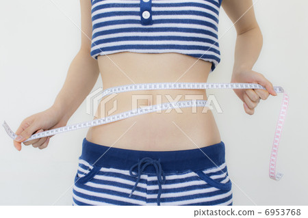 一個女人測量腰圍 6953768