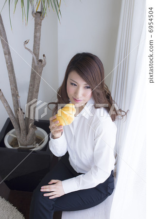 在去上班前的女商人 在去上班前的女商人 6954504