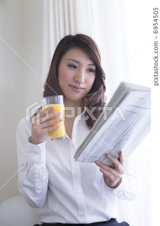 在去上班前的女商人 在去上班前的女商人 6954505