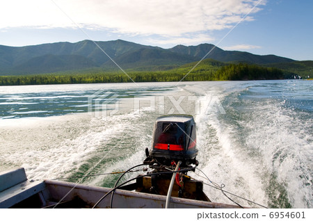 water waves behind motorboat 6954601