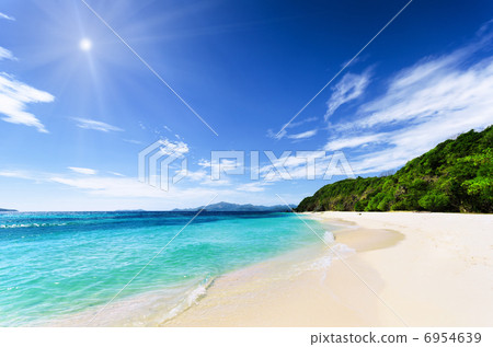 White sand beach and blue sky 6954639