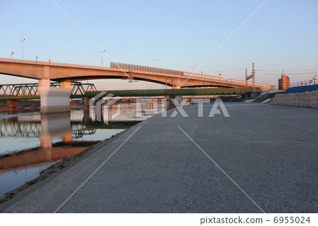 A view of the highway and the iron bridge crossing the Yamatogawa crossing at dusk 6955024