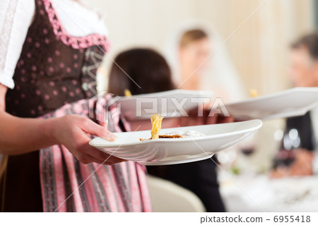 Wedding party at dinner Wedding party at dinner 6955418