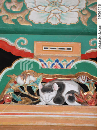 Sleeping cat of Nikko Toshogu Shrine 6956436