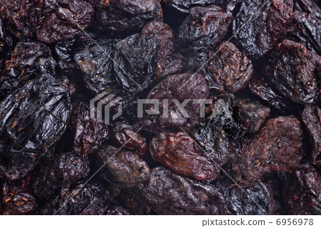 dark dried raisins  close- up food background 6956978