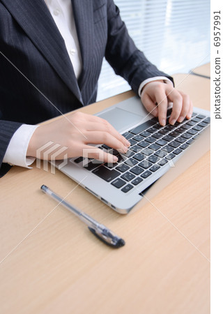  有筆記本電腦的女人 6957991