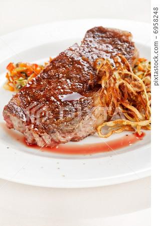 Grilled steak with vegetables 6958248