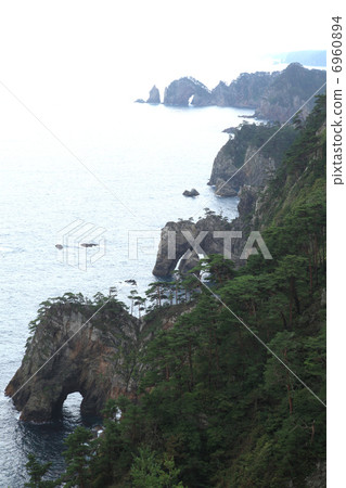 岩崎在陸地和海岸的懸崖 岩崎在陸地和海岸的懸崖 6960894