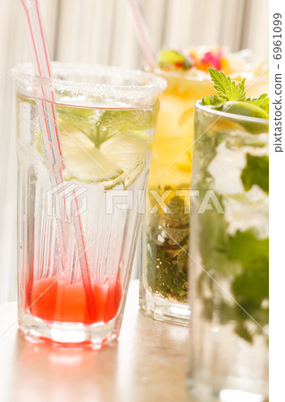 cocktails in the bar 6961099