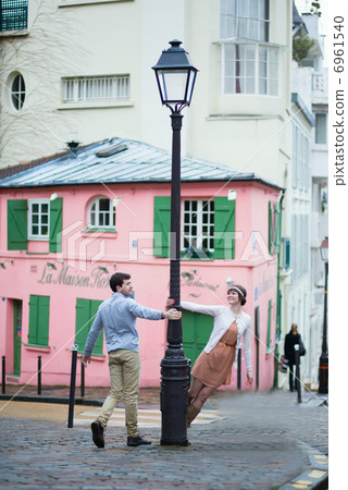 Beautiful romantic couple on Montmartre in Paris Beautiful romantic couple on Montmartre in Paris 6961540