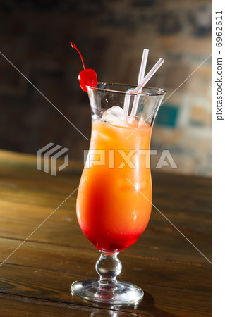 cocktail in the bar cocktail in the bar 6962611
