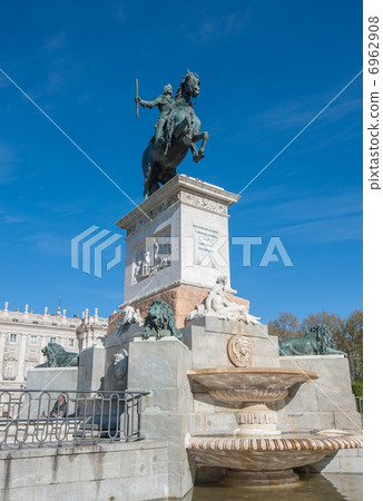 Equestrian statue of Felipe IV at the Plaza de Oriente, Madrid, 6962908