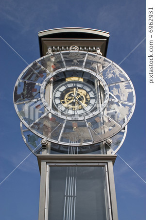 The large round hours. 6962931