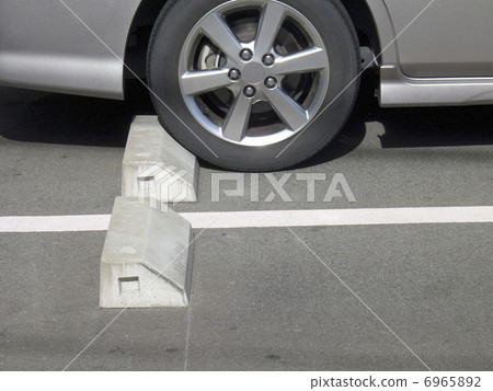 停放汽車的硬幣停車場 6965892