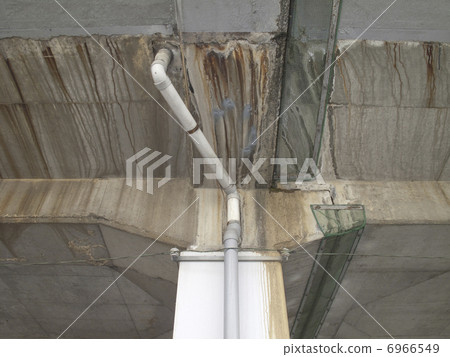 Leakage of concrete bridge piers 6966549